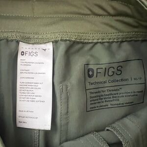 Figs Technical Collection Scrub Pants in Moss I think It’s Yola or Kade not sure